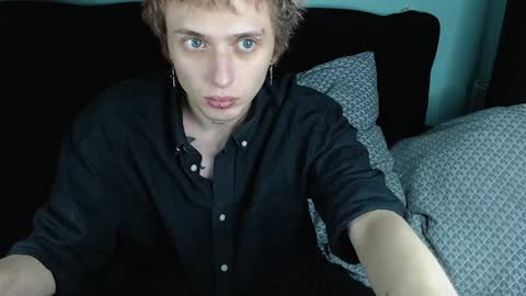 Snapshot of axxxturel chatting on 01.03.25 Ian skinny Slawa online show from 01.03.25
