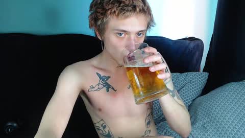 Snapshot of axxxturel chatting on 01.03.25 Ian skinny Slawa online show from 01.03.25