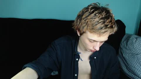 Snapshot of axxxturel chatting on 01.10.25 Ian skinny Slawa online show from 01.10.25