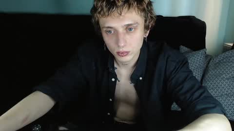 Snapshot of axxxturel chatting on 01.11.25 Ian skinny Slawa online show from 01.11.25