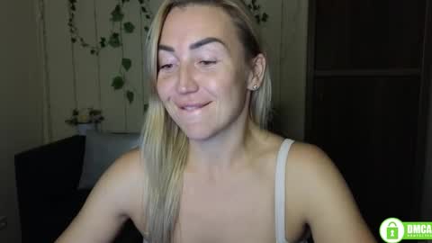 Snapshot of ay_kiss_jully chatting on 10.12.25 Jully online show from 10.12.25