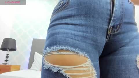 Snapshot of ayla13_ chatting on 09.30.25 Alyda Jaramillo online show from 09.30.25