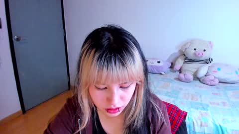 Azu Moure online show from 12.06.24
