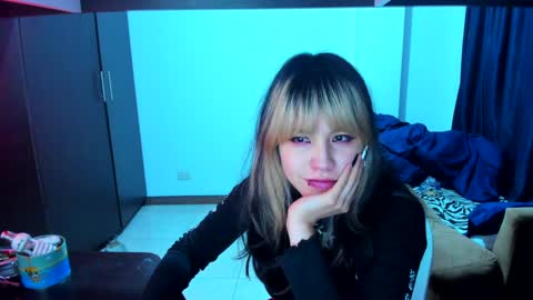 Azu Moure online show from 01.06.25