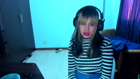 Azu Moure online show from 01.19.25