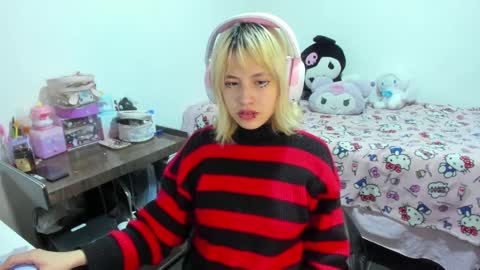 Snapshot of azu_moure chatting on 09.19.25 Azu Moure online show from 09.19.25