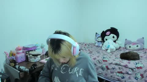 Snapshot of azu_moure chatting on 09.26.25 Azu Moure online show from 09.26.25