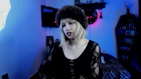 Snapshot of azu_moure chatting on 10.16.25 Azu Moure online show from 10.16.25