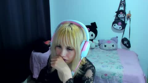 Snapshot of azu_moure chatting on 10.24.25 Azu Moure online show from 10.24.25