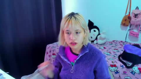 Snapshot of azu_moure chatting on 04.22.26 Azu Moure online show from 04.22.26