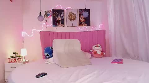 Snapshot of azul_horny chatting on 11.19.25 PRINCESS AZUL. online show from 11.19.25