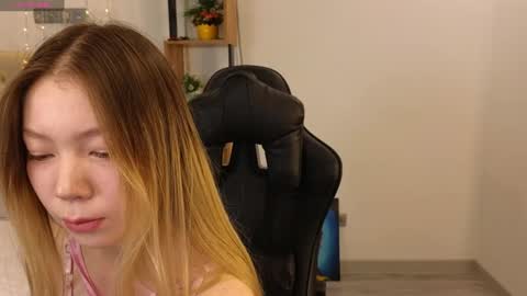 Snapshot of babby_rabbit_ chatting on 01.08.25 Cute Raby online show from 01.08.25