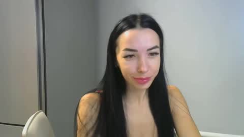 Snapshot of babe_catherine chatting on 01.03.25 babe Sara3 online show from 01.03.25