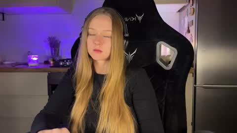 Snapshot of babyytonight chatting on 09.30.25 NEXT STREAM 1AM GMT3 Alice online show from 09.30.25