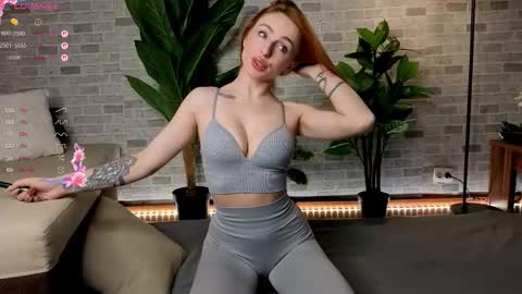 Snapshot of babyyyluna chatting on 10.29.25 BabyyyLuna online show from 10.29.25