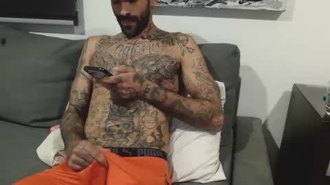 Snapshot of badcouple_ chatting on 10.01.25 BadCouple online show from 10.01.25