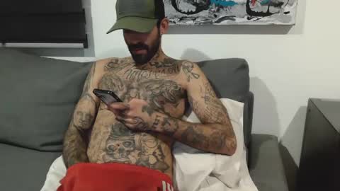 Snapshot of badcouple_ chatting on 10.01.25 BadCouple online show from 10.01.25