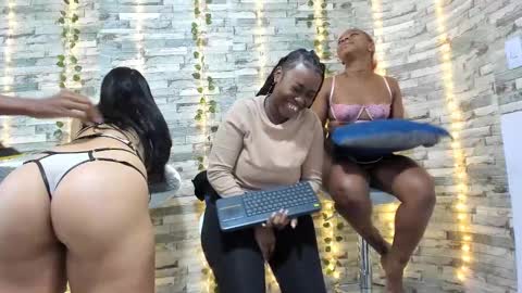 Snapshot of badgirls_000 chatting on 02.28.25 candy and dayan online show from 02.28.25