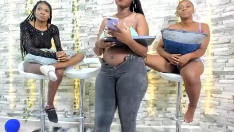 Snapshot of badgirls_000 chatting on 03.01.25 candy and dayan online show from 03.01.25