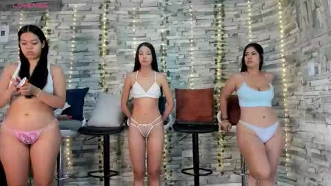 Snapshot of badgirls_000 chatting on 09.19.25 candy and dayan online show from 09.19.25