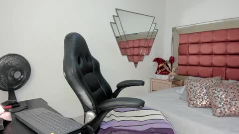 Snapshot of barbaraknox_ chatting on 12.12.24 Barbara  online show from 12.12.24