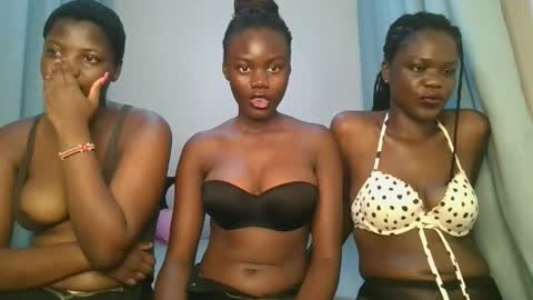 Snapshot of barbie_queen2 chatting on 09.30.25 queen online show from 09.30.25