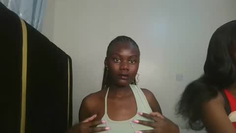 Snapshot of barbie_queen2 chatting on 10.11.25 queen online show from 10.11.25