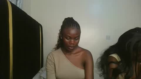 Snapshot of barbie_queen2 chatting on 10.12.25 queen online show from 10.12.25