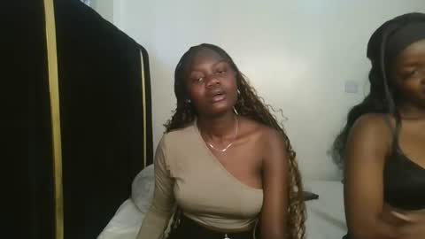 Snapshot of barbie_queen2 chatting on 10.12.25 queen online show from 10.12.25