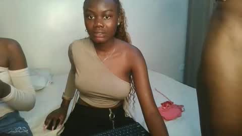 Snapshot of barbie_queen2 chatting on 10.19.25 queen online show from 10.19.25