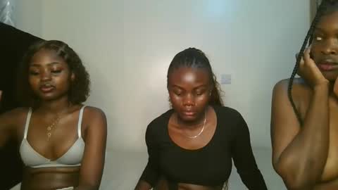 Snapshot of barbie_queen2 chatting on 10.20.25 queen online show from 10.20.25