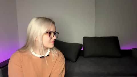 Max and Bella online show from 11.05.25