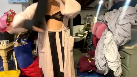 Snapshot of beachymilf chatting on 12.18.24 BeachyMILF online show from 12.18.24