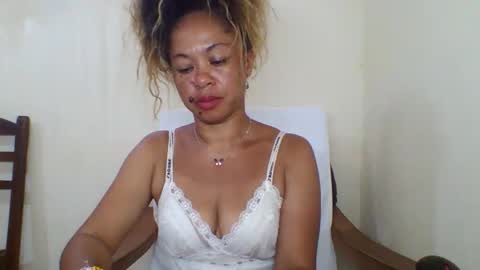 Snapshot of beaute_choco chatting on 12.04.25 Eva online show from 12.04.25