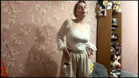 Snapshot of beautifultips chatting on 04.09.26 Mia online show from 04.09.26