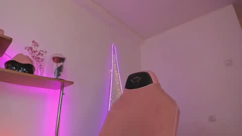 Eliise online show from 02.24.25