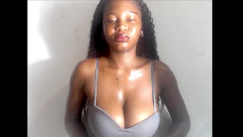 Snapshot of beautyslut1 chatting on 03.25.26 beautyslut1 online show from 03.25.26