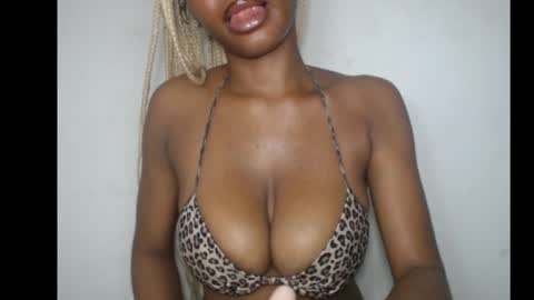 Snapshot of beautyslut1 chatting on 04.15.26 beautyslut1 online show from 04.15.26