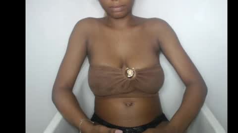 Snapshot of beautyslut1 chatting on 04.15.26 beautyslut1 online show from 04.15.26