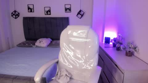 Snapshot of beck__jones chatting on 10.21.25 Marzhie online show from 10.21.25