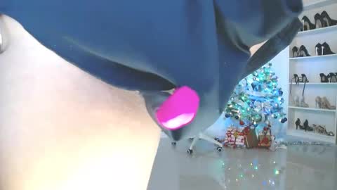 Bee if you ever see the girl who can take 12 inch all the way inside the ass try me online show from 12.16.24