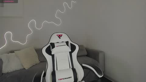 Hi I am Bella online show from 12.15.25