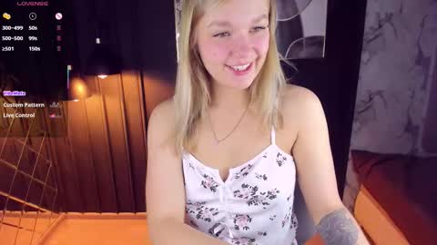 Snapshot of bella_cosmos chatting on 11.11.25 Bella online show from 11.11.25