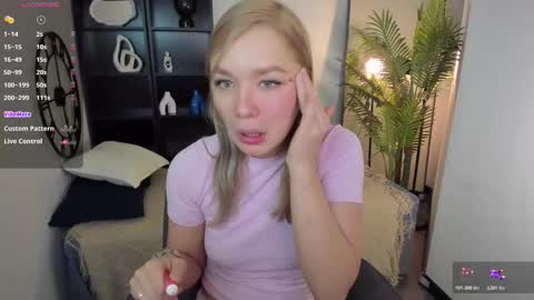 Snapshot of bella_cosmos chatting on 11.18.25 Bella online show from 11.18.25