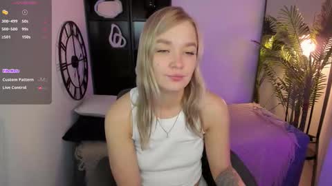 Snapshot of bella_cosmos chatting on 11.27.25 Bella online show from 11.27.25