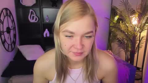 Snapshot of bella_cosmos chatting on 11.30.25 Bella online show from 11.30.25