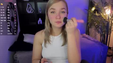 Snapshot of bella_cosmos chatting on 12.02.25 Bella online show from 12.02.25