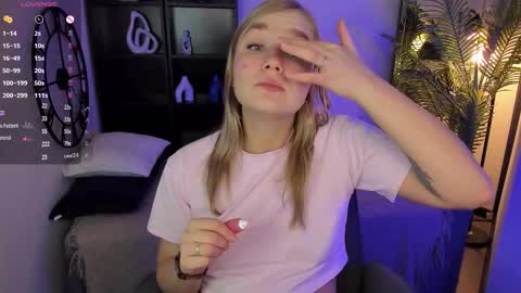 Snapshot of bella_cosmos chatting on 12.03.25 Bella online show from 12.03.25