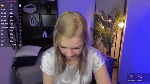 Snapshot of bella_cosmos chatting on 12.05.25 Bella online show from 12.05.25