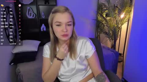 Snapshot of bella_cosmos chatting on 12.05.25 Bella online show from 12.05.25